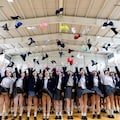卒業式の伝統、「Bra-Toss/ブラ投げ」を行う卒業生たち 4枚目