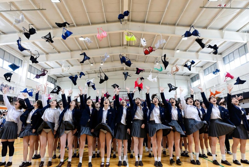 卒業式の伝統、「Bra-Toss/ブラ投げ」を行う卒業生たち