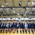 卒業式の伝統、「Bra-Toss/ブラ投げ」を行う卒業生たち 5枚目