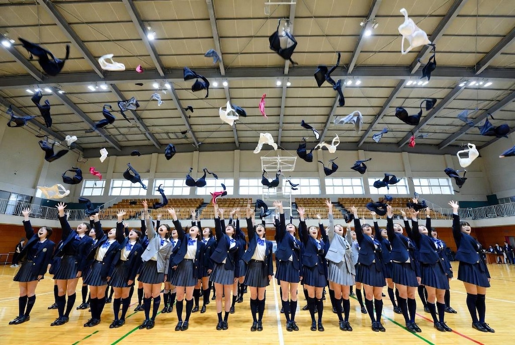 卒業式の伝統、「Bra-Toss/ブラ投げ」を行う卒業生たち