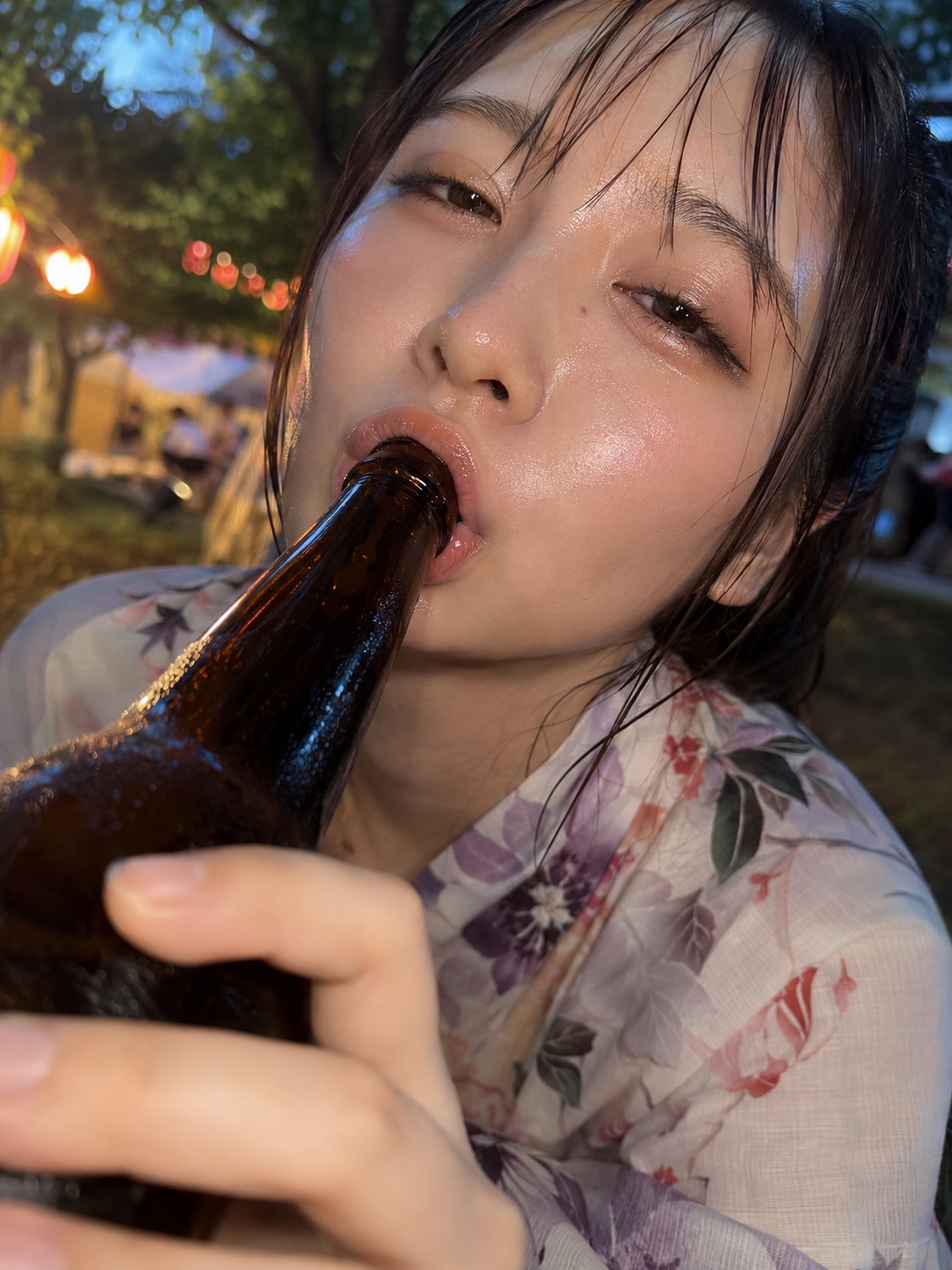 浴衣でほろ酔いラッパ飲み