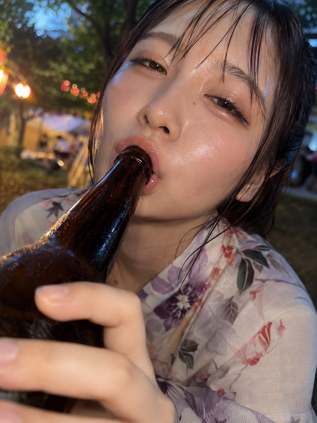 浴衣でほろ酔いラッパ飲み