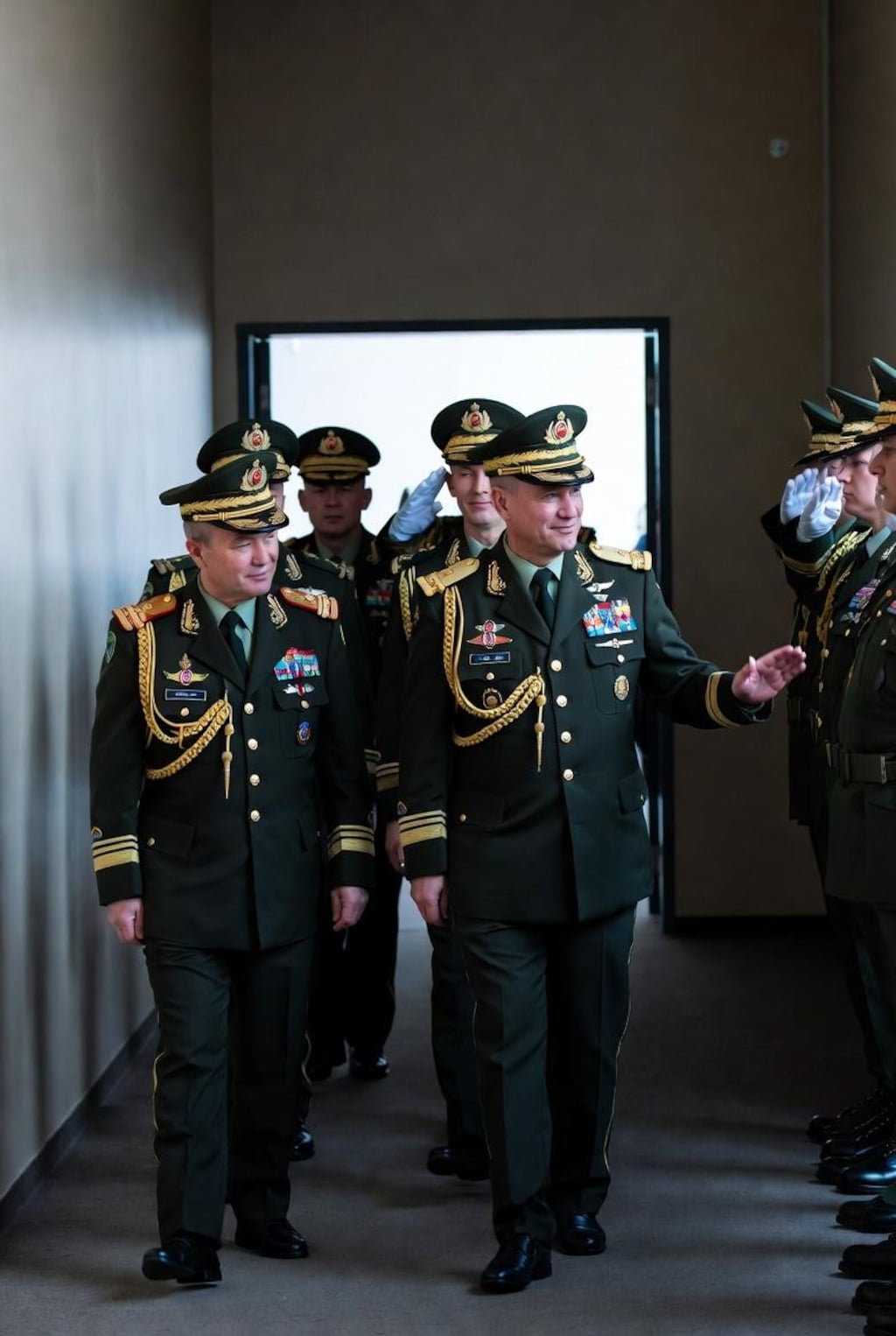 大人の宴会にいくんだ、君たちはついて来なくていい。