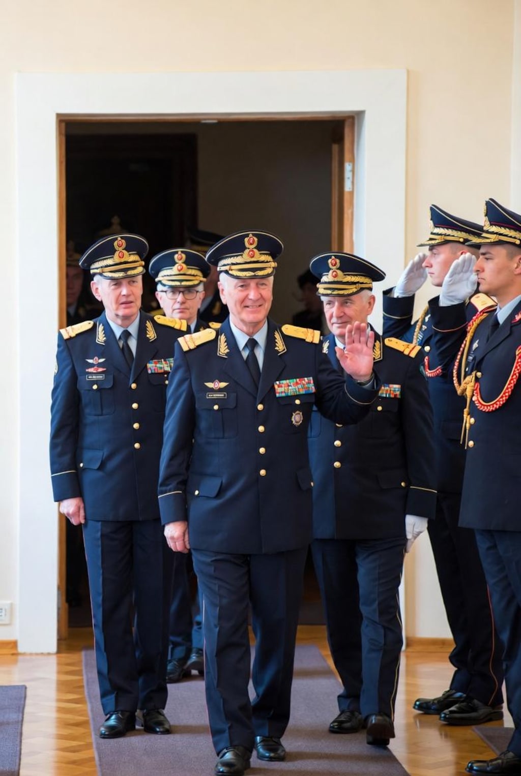 大人の宴会にいくんだ、君たちはついて来なくていい。