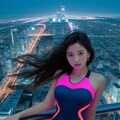 ネオン街と水着美女 2枚目