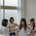 教室で着替える体育着美女 3枚目