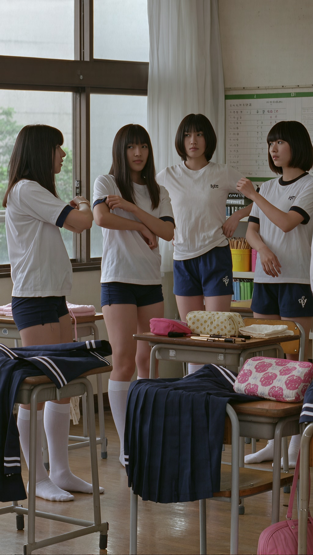 教室で着替える体育着美女