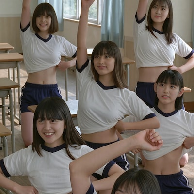 教室で着替える体育着美女