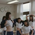 教室で着替える体育着美女 2枚目