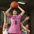 女バスのジャンプシュート355 3枚目