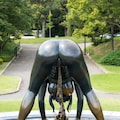 汚い銅像がある公園 4枚目