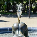 汚い銅像がある公園 3枚目