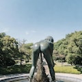 汚い銅像がある公園 6枚目