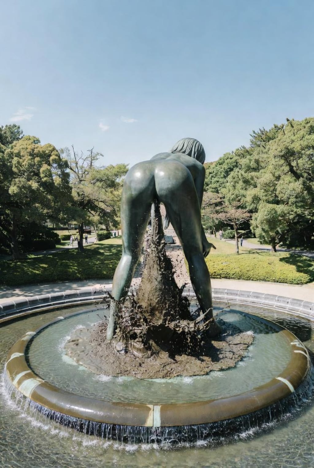 汚い銅像がある公園