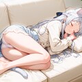 ソファーで丸くなる 3枚目