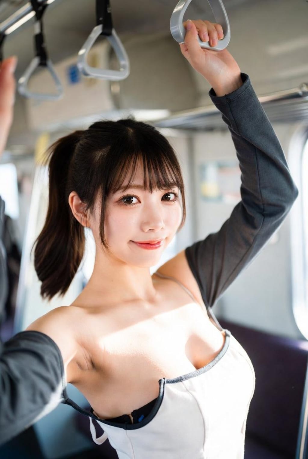 もぅそんなん、腋見せ専用の服だろ！