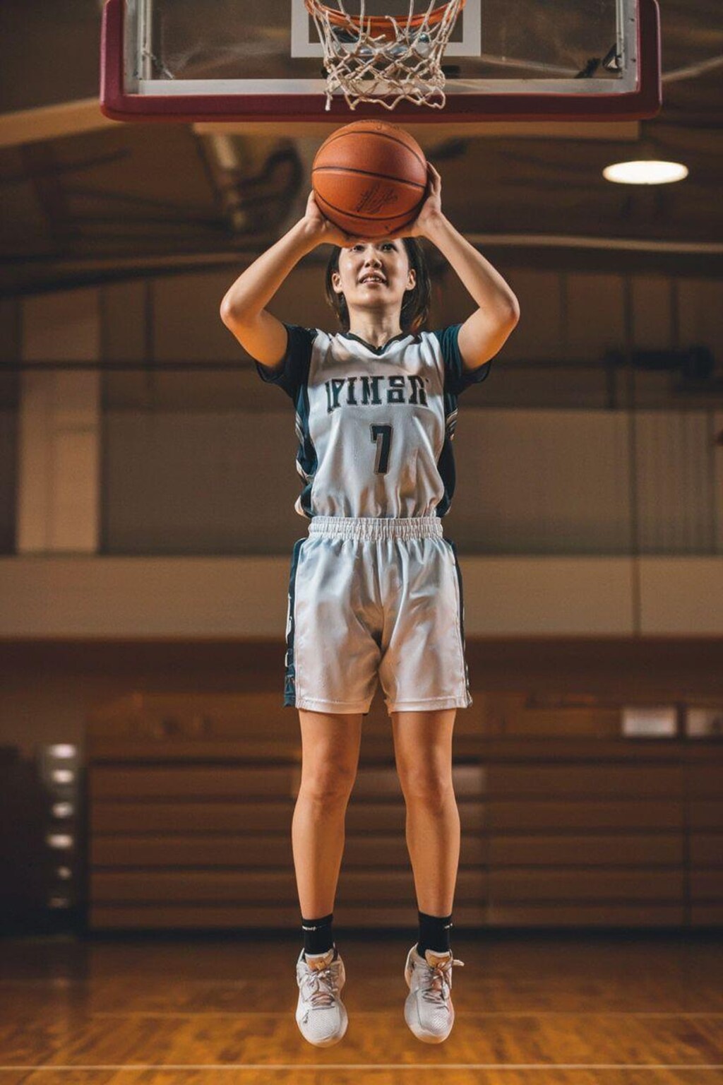 女バスのジャンプシュート370