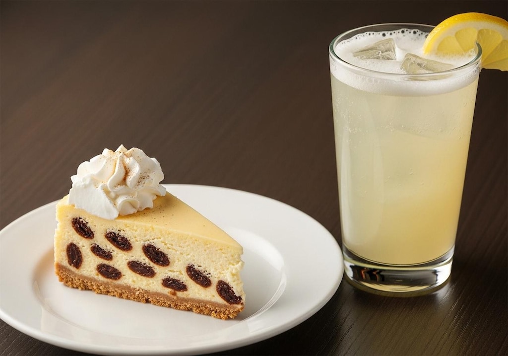 デザートのレーズンチーズケーキとレモンサワーのセット
