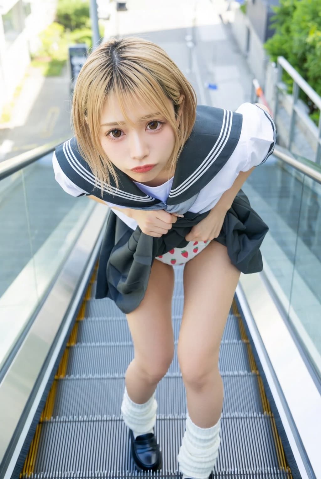 派手ギャルのイチゴパンツ