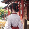神社では巫女が祈りをささげている。 8枚目