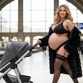 A mother wearing a black fur coat 6枚目