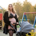 A mother wearing a black fur coat 2枚目