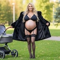 A mother wearing a black fur coat 3枚目