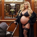 A mother wearing a black fur coat 8枚目