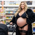 A mother wearing a black fur coat 4枚目