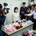 下着泥棒逮捕！被害者の記者会見 6枚目