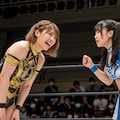 NAOKO(30) VS MIKURU(18) 試合開始直前、2人はお互い睨み合いながら挑発的な言葉を交わす。 4枚目
