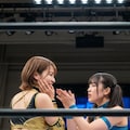NAOKO(30) VS MIKURU(18) 試合開始直前、2人はお互い睨み合いながら挑発的な言葉を交わす。 7枚目