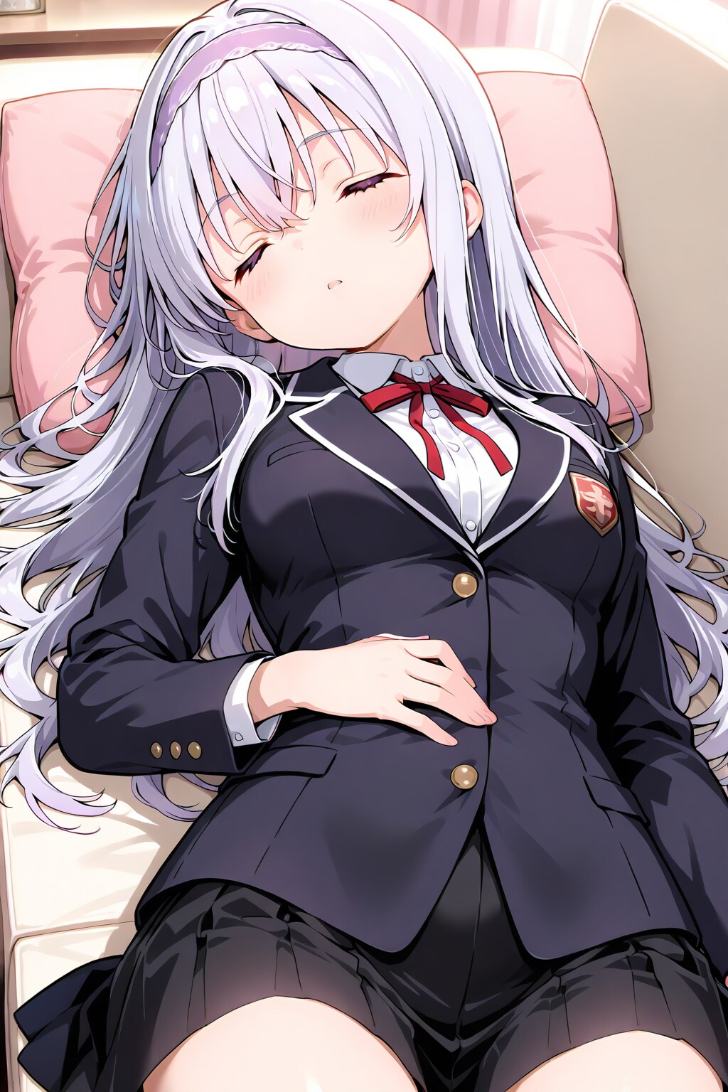 銀髪少女とソファーでうたた寝