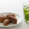 デザートの小豆饅頭と冷たい御茶のセット 3枚目