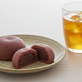 デザートの小豆饅頭と冷たい御茶のセット 4枚目