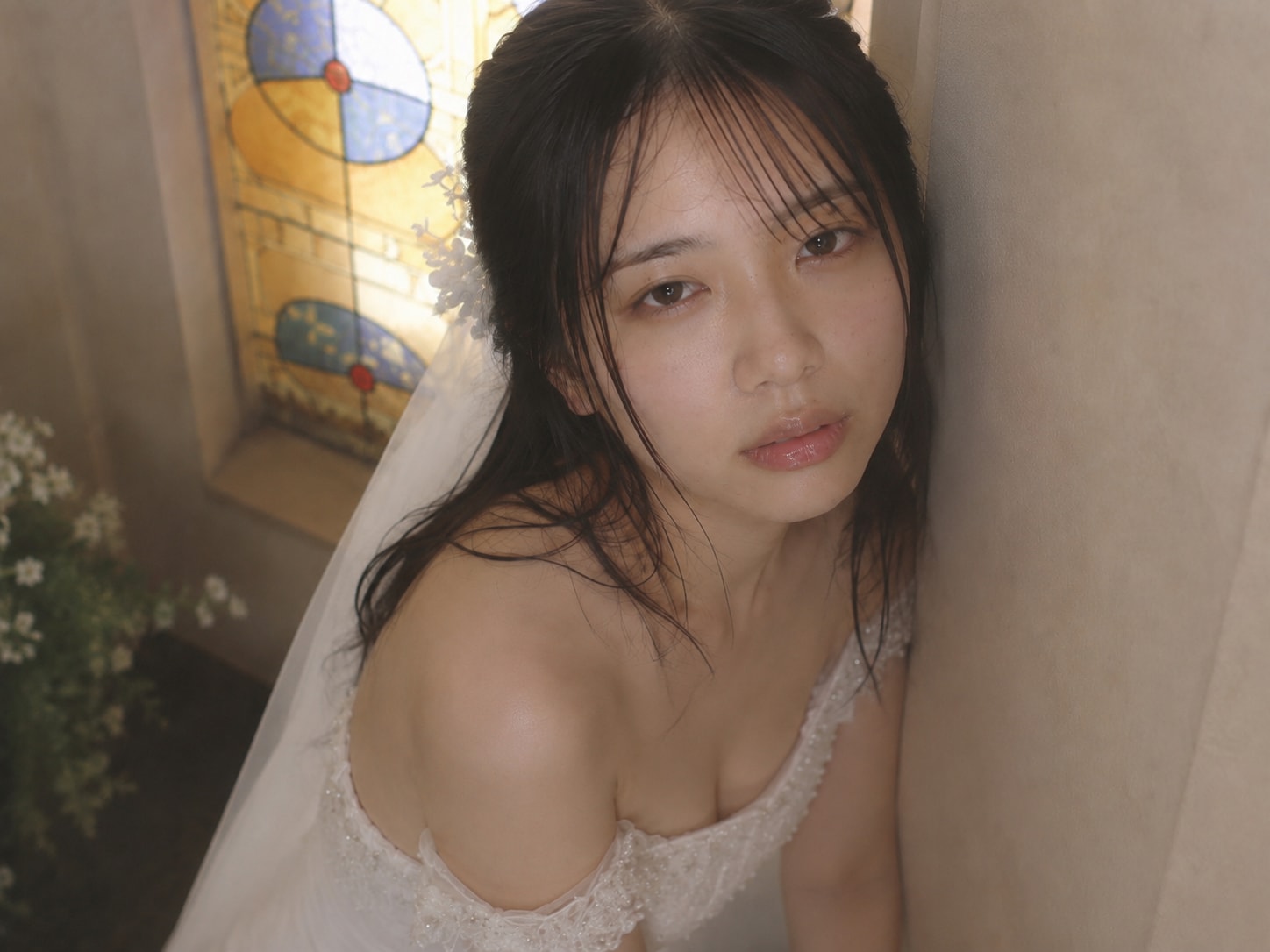 美しい花嫁、教会の壁に手をつき
