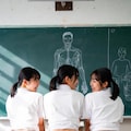 Grok 黒板の前の3人 5枚目