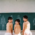 Grok 黒板の前の3人 8枚目