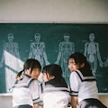 Grok 黒板の前の3人 4枚目