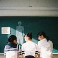 Grok 黒板の前の3人 3枚目