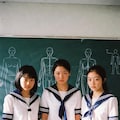 Grok 黒板の前の3人 2枚目
