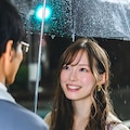 「びしょ濡れの美女に雨の日に傘を貸すサラリーマン　ほれてまうやろー」 2枚目