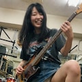 ライブ中のパンモロシーンを撮影されてしまったベーシスト女子 5枚目