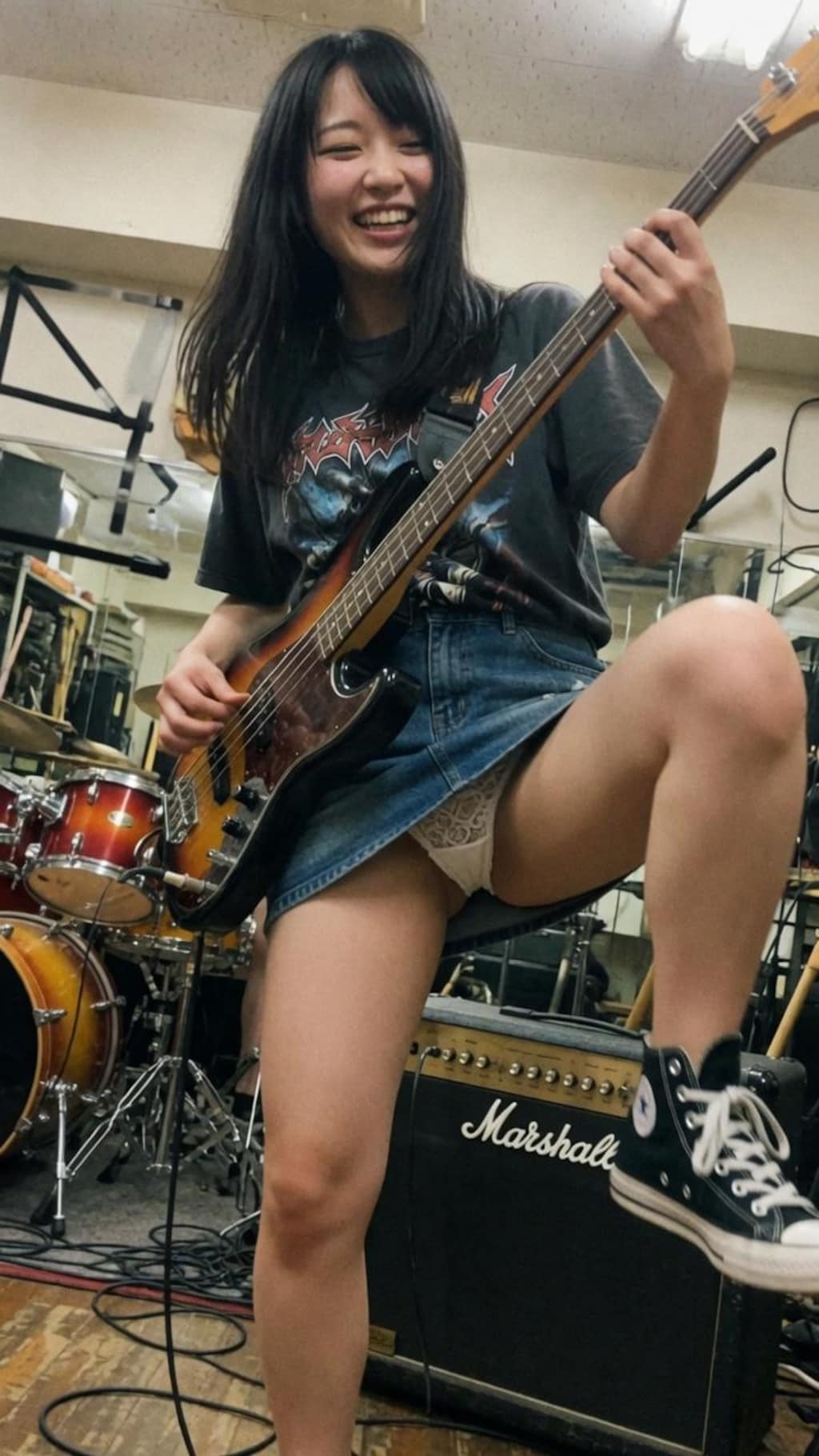 ライブ中のパンモロシーンを撮影されてしまったベーシスト女子