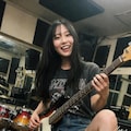 ライブ中のパンモロシーンを撮影されてしまったベーシスト女子 2枚目