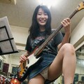 ライブ中のパンモロシーンを撮影されてしまったベーシスト女子 4枚目