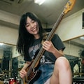 ライブ中のパンモロシーンを撮影されてしまったベーシスト女子 6枚目