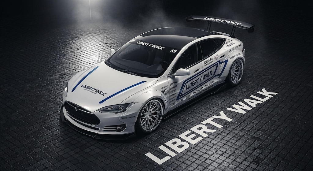 リバティーウォークテスラセダン