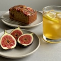 デザートの無花果と無花果ケーキとレモンティーのセット 2枚目