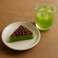 デザートの水無月と冷たい緑茶 2枚目